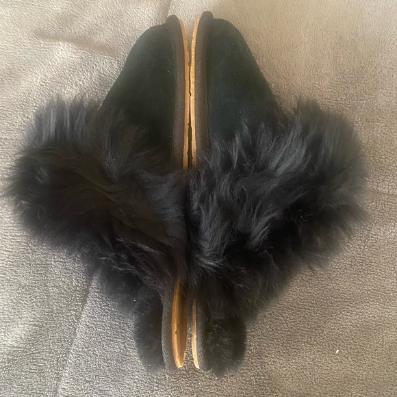 New worn UGG slippers size 8! - Picture 2 of 4